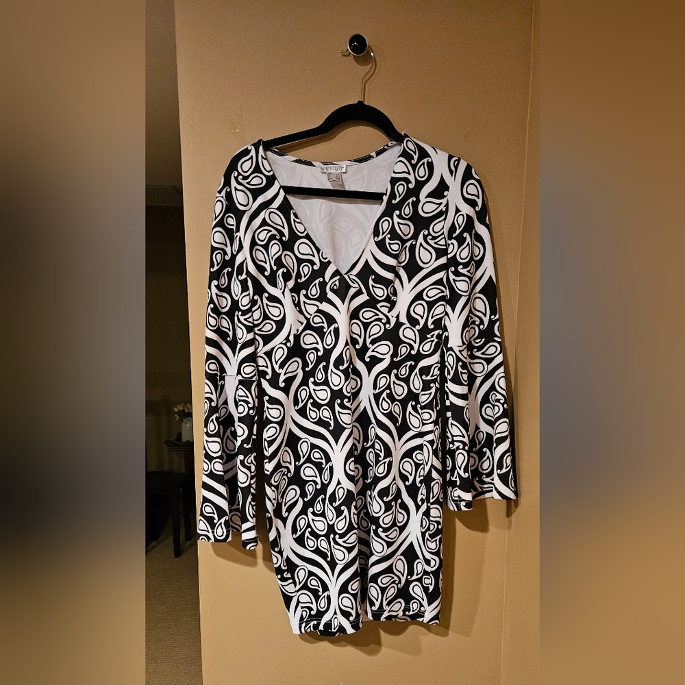 VENUS Black and White Patterned Women's Top